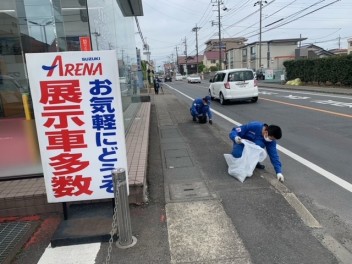 お店の周りの清掃を行いました